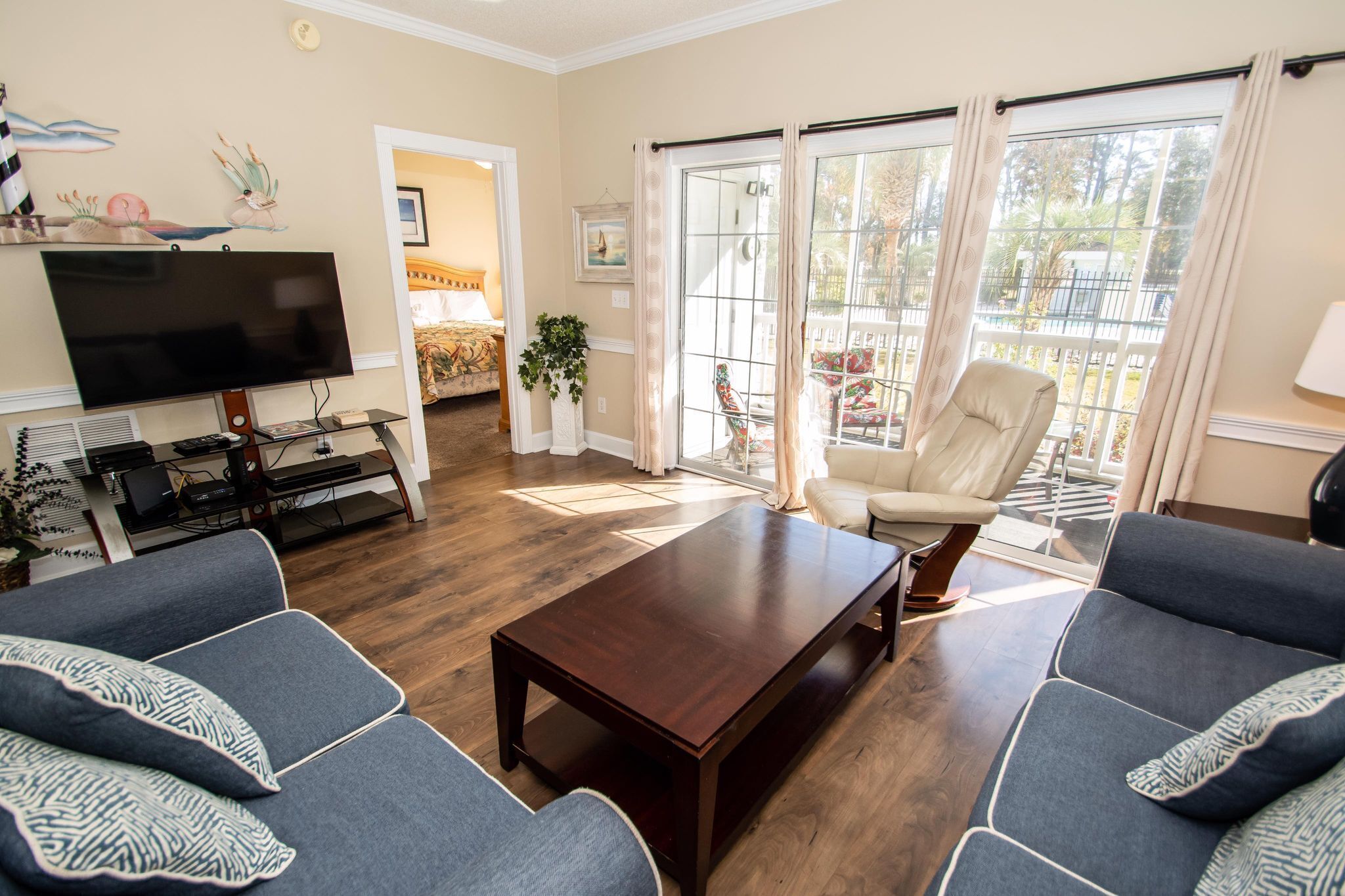 Private Enclosed Patio with Pool Views, 1st Flr, near shopping and amusements