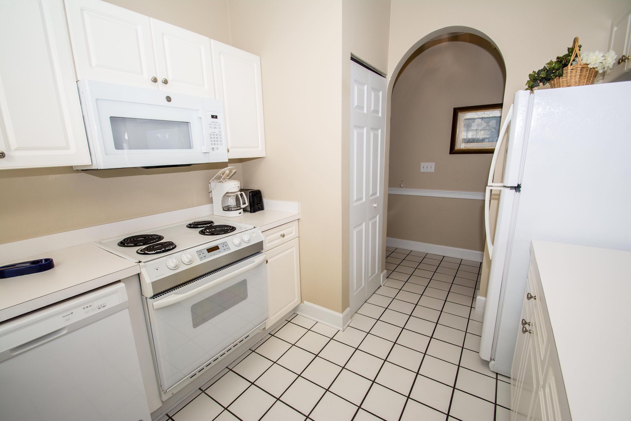 Private Enclosed Patio with Pool Views, 1st Flr, near shopping and amusements