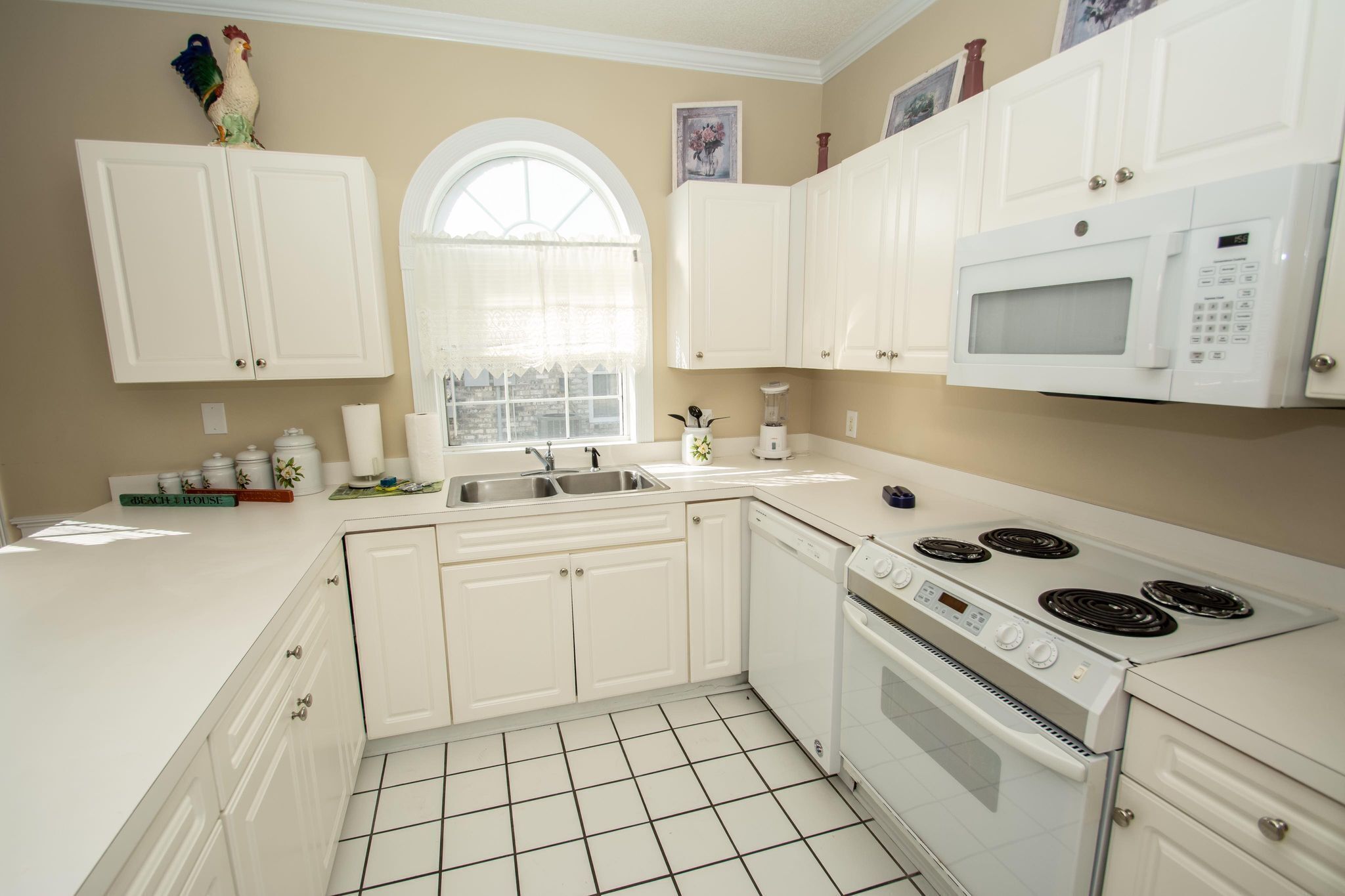 Private Enclosed Patio with Pool Views, 1st Flr, near shopping and amusements