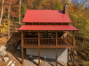 A cabin with a red roof, wooden deck, and a chimney. - Cabin with Amazing View near Nat’l Park (Sevierville)