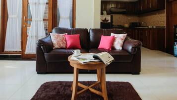 House, 3 Bedrooms | Ruang tamu