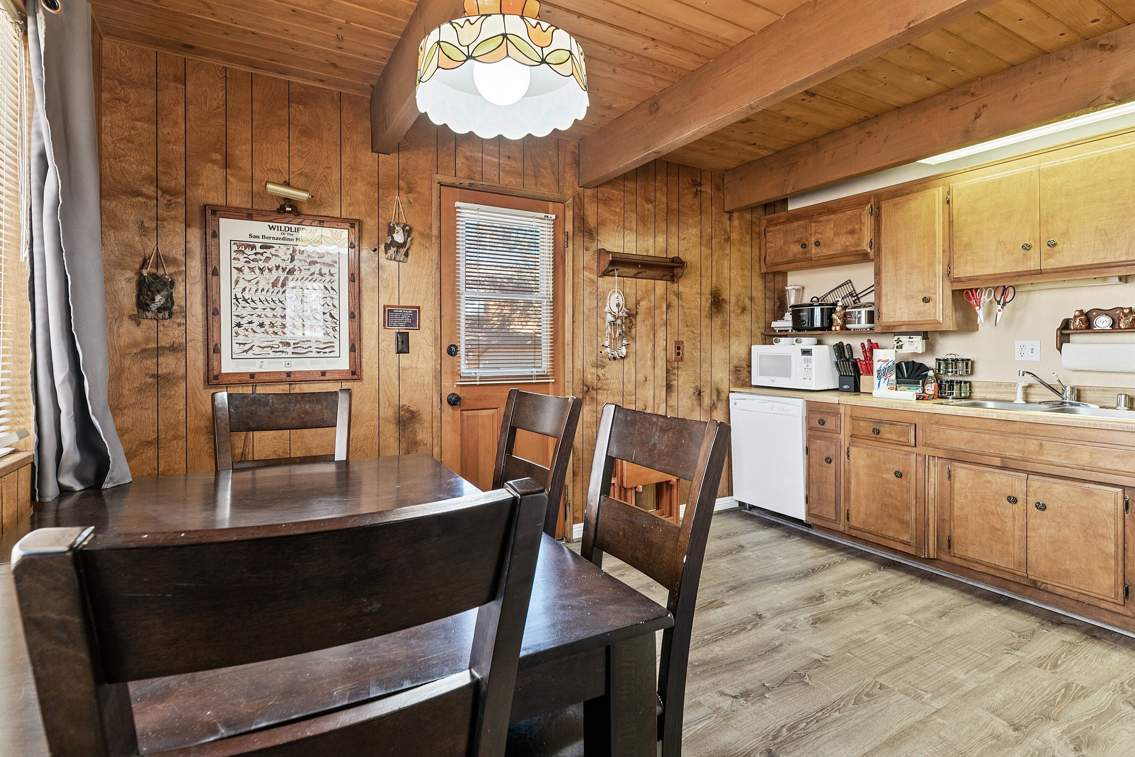 The Wolf Den - Your cabin getaway awaits at this recently updated home!