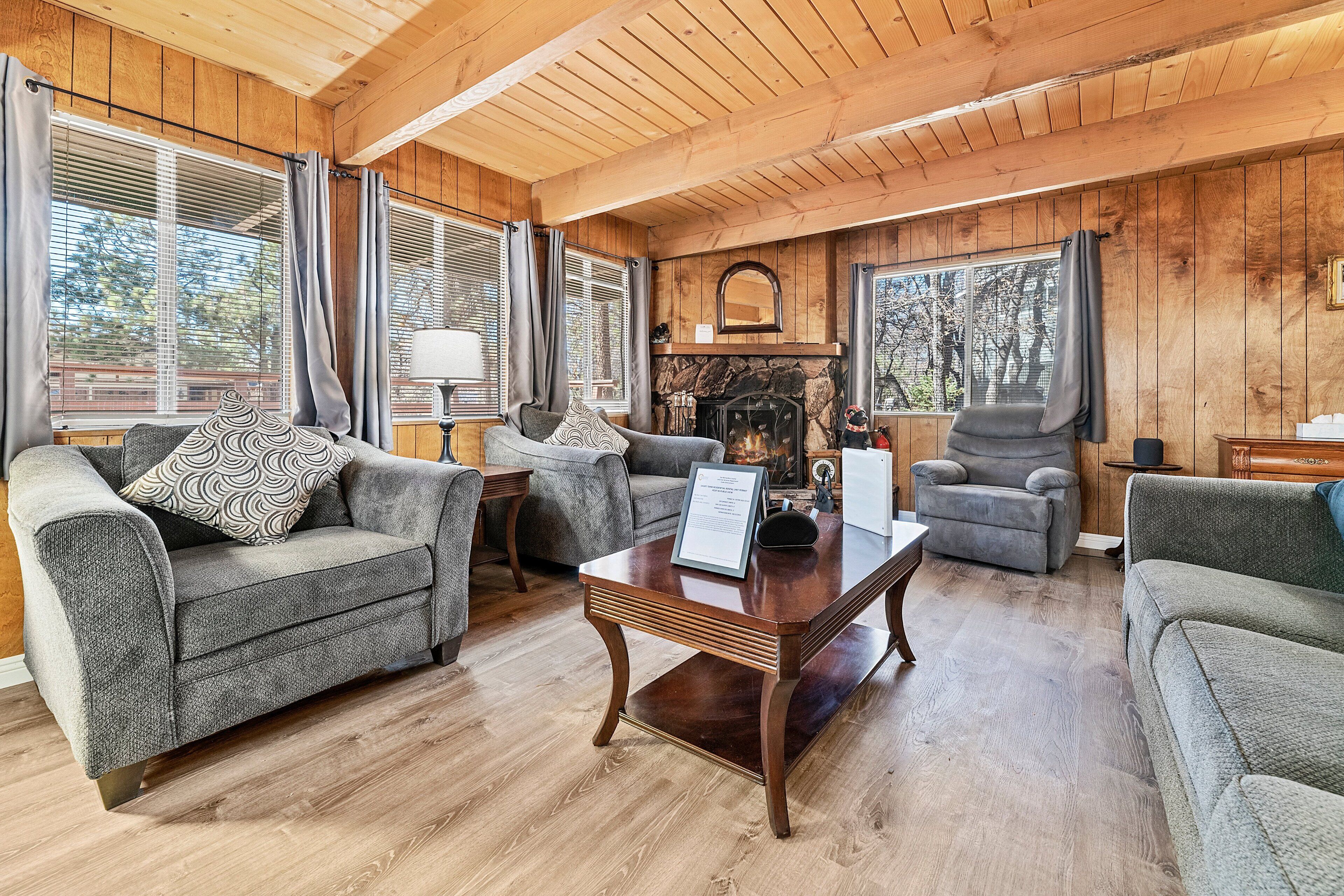 The Wolf Den - Your cabin getaway awaits at this recently updated home!