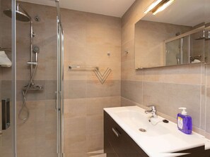 Shower, hair dryer, towels - Arena, beachfront apartment with sea views (Puerto de Alcudia)