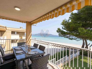 Outdoor dining - Arena, Beachfront Apartment with splendid views (Puerto de Alcudia)