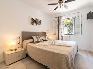 3 bedrooms, iron/ironing board, Internet, bed sheets - Arena, Beachfront Apartment with splendid views (Puerto de Alcudia)