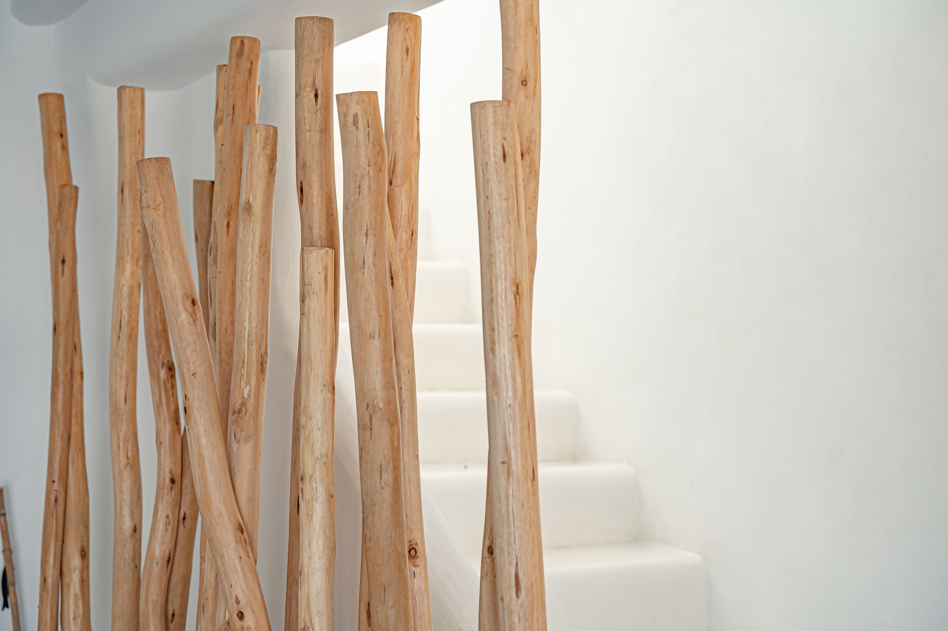 Un escalier avec des poutres en bois.