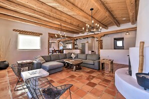 Smart TV, fireplace, ping pong