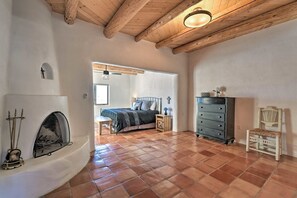 3 habitaciones, escritorio, tabla de planchar con plancha y wifi gratis