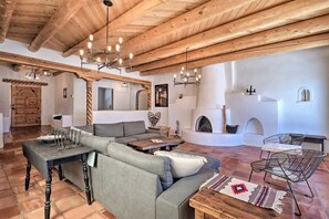 TV connectée, cheminée, table de tennis de table