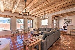 Smart-TV, Kamin, Tischtennisplatte