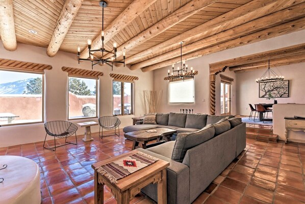 Smart TV, fireplace, ping pong