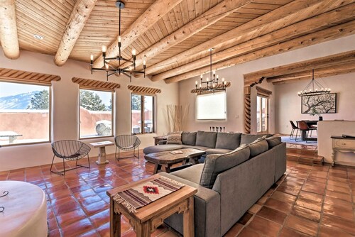 Luxury Home Sleeps 10 with Game Room - Room for the whole family