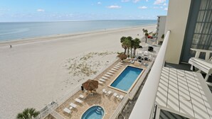 Zona de piscina con vista a la playa y al océano.