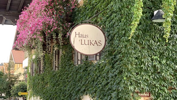 A building with a sign reading "Haus Lukas" and "kasfeld" indicating its location. - Haus Lukas (Hopfgarten im Brixental)