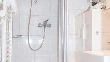 SĂšche-cheveux, serviettes fournies, savon, papier toilette