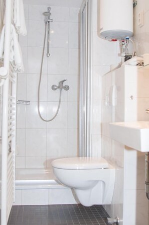 Hair dryer, towels, soap, toilet paper - Altstadthotel garni Frankfurter Hof (Eschwege)