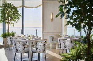 供应早餐、午餐和晚餐