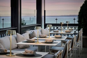 Breakfast, lunch and dinner served