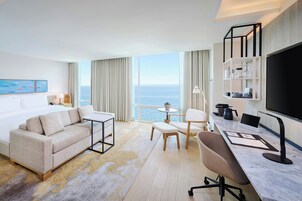 Studio Suite, 1 King Bed with Sofa bed, Lake View | In-room safe, iron/ironing board, free WiFi, bed sheets