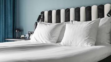 Individuell dekoriert, Schreibtisch, laptopgeeigneter Arbeitsplatz