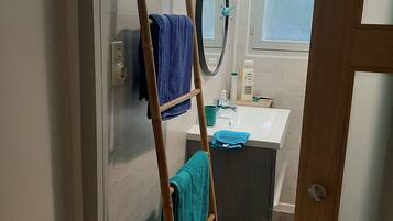 Dusche, Haartrockner, Handtücher, Seife