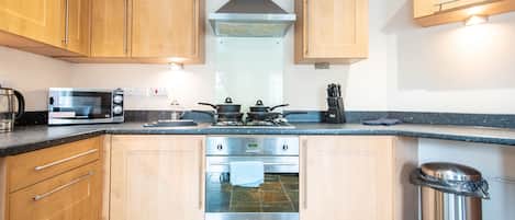 Apartment, Private Bathroom, Courtyard View | Shared kitchen