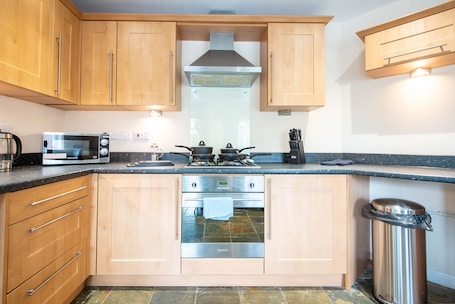 Apartment, Private Bathroom, Courtyard View | Shared kitchen