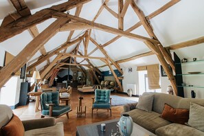 Televisión y oficina 