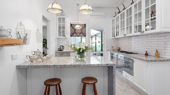 Fridge, microwave, oven, dishwasher - Meerea Country Estate (Bulga)