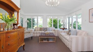 Smart TV, fireplace, DVD player, books - Meerea Country Estate (Bulga)