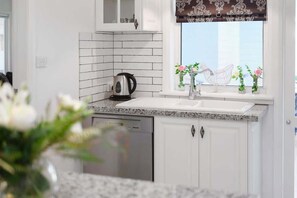 Wasserkocher mit Kaffee-/Teezubehör, Kühlschrank, Mikrowelle, Ofen