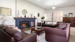 Smart-TV, Kamin, DVD-Player, Bücher