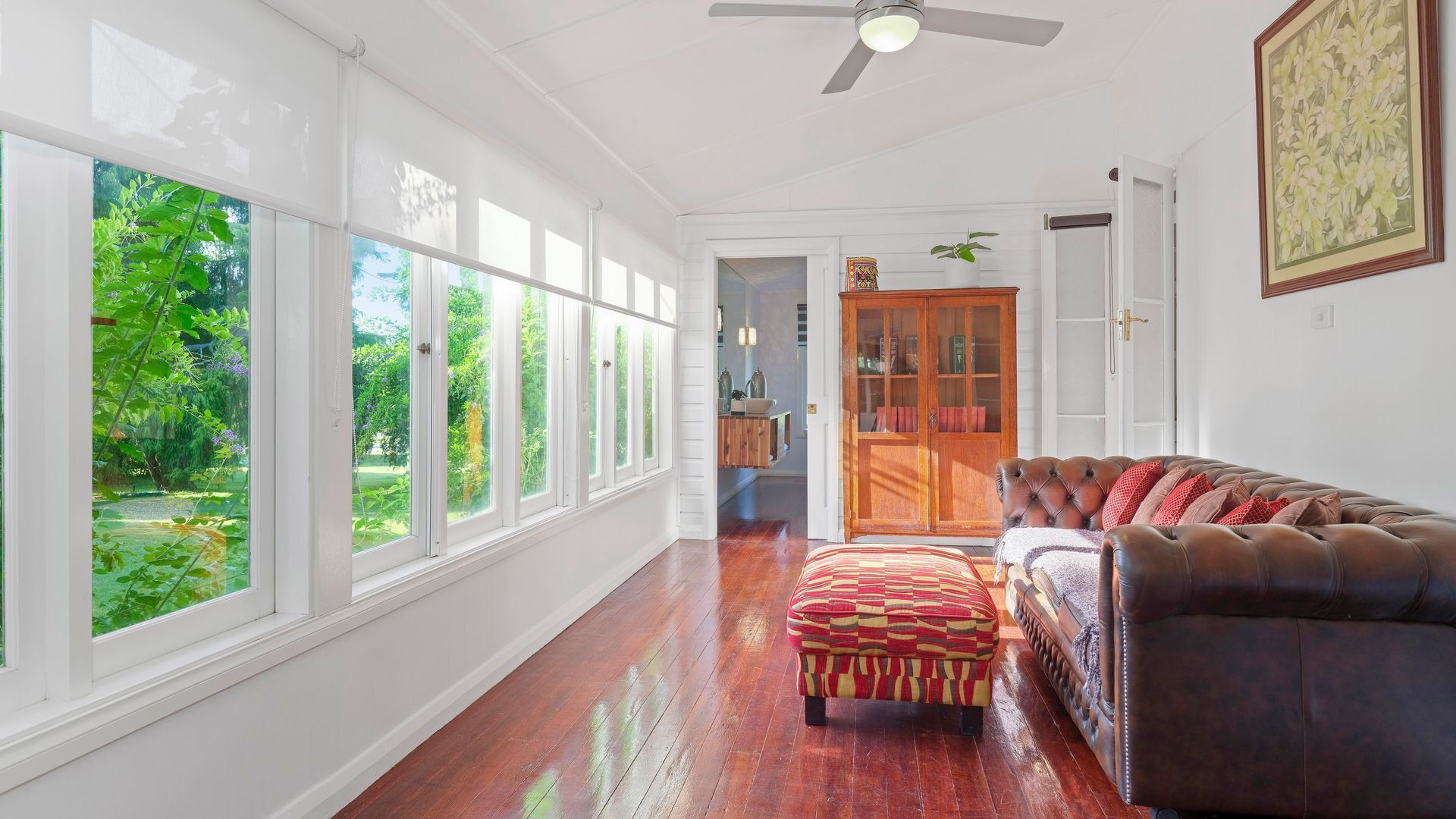 Een smart-tv, een open haard, een dvd-speler en boeken