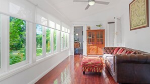 Smart TV, fireplace, DVD player, books - Meerea Country Estate (Bulga)