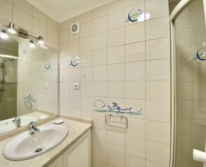Baignoire, sèche-cheveux, serviettes fournies