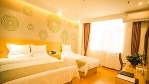 A hotel room with two beds, a desk, and a window with curtains. - Greentree Inn Jinzhong Yuci Old Town (Jinzhong)