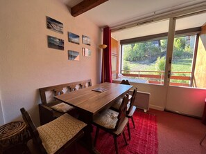 Dining - Sunny T2 for 6 near Sauze slopes (Enchastrayes)