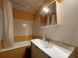 Bathroom - Sunny T2 for 6 near Sauze slopes (Enchastrayes)
