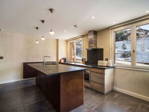 Fridge, microwave, oven, stovetop - Cozy duplex in Courchevel 1850 center, 3 bedrooms (Courchevel 1850)