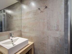 Een haardroger, handdoeken