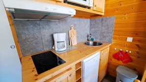 A compact kitchen with a microwave, coffee maker, sink, and dishwasher. - Renovated studio at the foot of the slopes in Pra-Loup, ideal for 4 people (Pra-Loup)