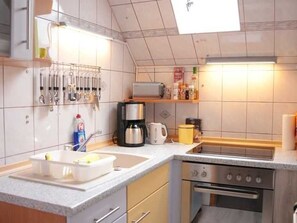 Réfrigérateur, four à micro-ondes, un four, cafetière-théière