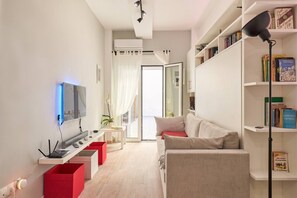 Televisio, kirjoja, videokirjasto, stereot