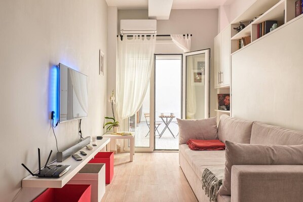 Televisio, kirjoja, videokirjasto, stereot