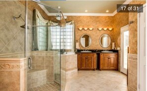 Combined shower/tub, jetted tub, hair dryer, towels