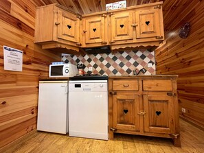 Réfrigérateur, micro-ondes, lave-vaisselle, cafetière/bouilloire