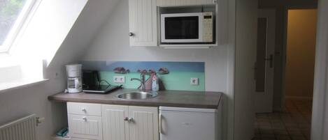 Microwave, coffee/tea maker, electric kettle