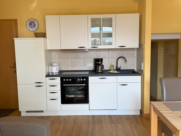 Kühlschrank, Ofen, Geschirrspüler, Wasserkocher mit Kaffee-/Teezubehör
