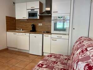 Frigorifero, microonde, forno, lavastoviglie